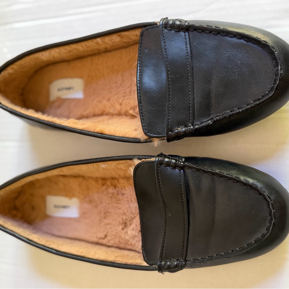 Old Navy Black Leather Penny Loafers with Tan Fur Lining
